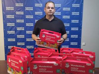 Дмитрий Кудинов передал школьные наборы для детей из многодетных и малоимущих семей 